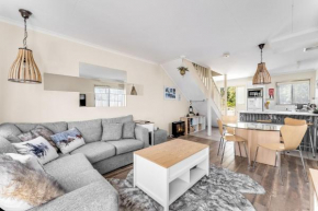 Lakeside Townhouse - 2BR Modern Townhouse l Lake Views l Balcony l Walking Distance To Town